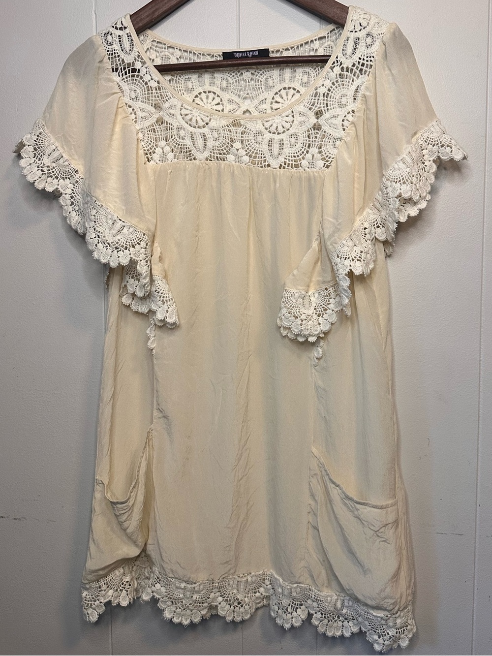 Daniel Rainn Silk Cream Crochet Lace Trim Flutter Sleeve Tunic Top